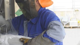 Bei PanGas in Muttenz, Schweiz, kommt es beim Befüllen von Tanklastern immer zu einer kleinen Eiszeit. Die Durschflussmessgeräte müssen hier Temperaturen von -180 °C  trotzen. (Endress+Hauser)