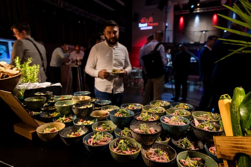 ... die sich die Gäste nach einem eindrucksvollen Tag schmecken lassen. (Bild: Stefan Bausewein)