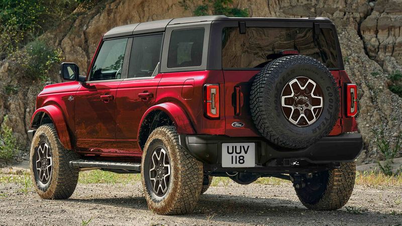 Der Bronco empfiehlt sich vor allem als robuster Offroader. Entsprechend steht das Modell auf All-Terrain-Reifen. (Bild: Ford)