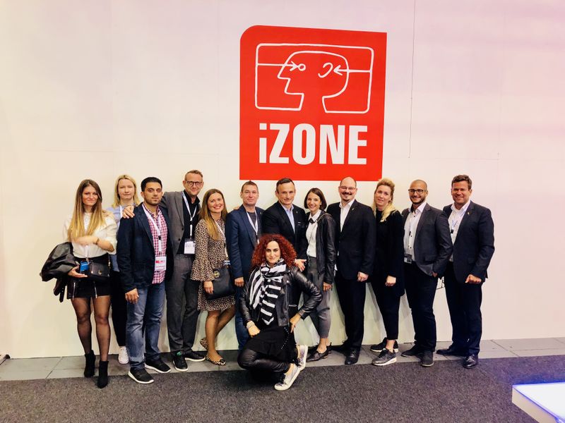 Besa, IT-BUSINESS, mit dem Samsung Storage Team und den Littlebitianern. (Bild: IT-BUSINESS)