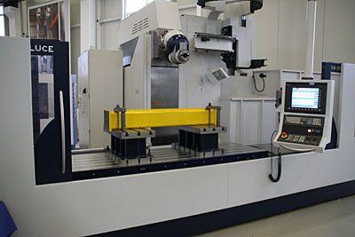 Bett-Fräs- und Bohrcenter TA-A 35 mit Verfahrwegen in X, Y und Z von 3500, 1250 und 1000 mm; ausgerüstet ist die Maschine mit einem automatisch indexierenden Fräskopf mit einer Antriebsleistung von 22 kW. (Archiv: Vogel Business Media)