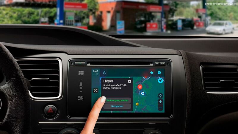 Nutzer können mit der App über das Fahrzeug-Display die Zapfsäule wählen und bezahlen.