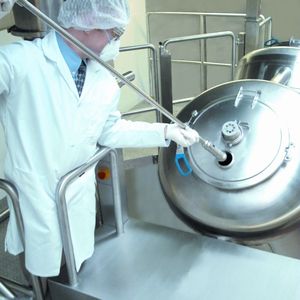 Abb. 2: Probenahme aus einem Mischkessel mit einer Pulversonde