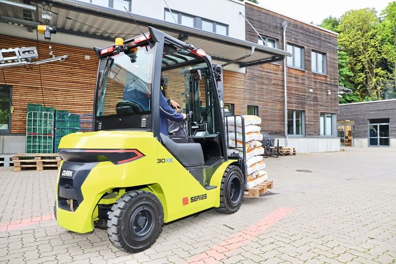 Die «Renegade-»Baureihe («S25-35XE») ist für Betreiber konzipiert, die auf die Vorteile («Smart. Strong. Safe.») der «Clark S-Series» nicht verzichten wollen. (Bild: Clark Europe GmbH)