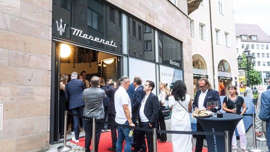 Großer Auflauf zur Eröffnung des Maserati-Stores in der Nürnberger Innenstadt.(Bild:  Maserati)