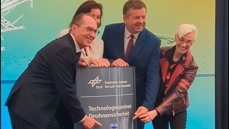 Bundesinnenminister Alexander Dobrindt, Bundesforschungsministerin Dorothee Bär, Sven Schulze, Ministerpräsident von Sachsen-Anhalt und Prof. Dr.-Ing. Anke Kaysser-Pyzalla, Vorstandsvorsitzende des DLR eröffneten am 18.08.2026 am Flughafen Magdeburg-Cochstedt feierlich das Technologiezentrum für Drohensicherheit.(Bild:  Stefanie Eckardt)