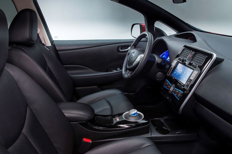 Das Interieur ist bis auf den großen Anteil an Hartplastik ansprechend und leicht futuristisch gestaltet. (Foto: Nissan)
