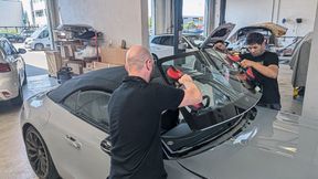 Scheiben einkleben „kann jeder“. Aber: Bei etlichen Fahrzeugen der Volkswagen-Gruppe darf das nur noch der, der sich als „Klebeexperte“ qualifiziert hat. (Bild: Dominsky – VCG)