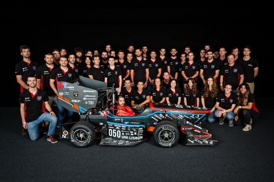(Das portugiesische Student Formula Team zählt rund 60 Studierende aus verschiedenen Fachrichtungen. Bild: FST Lisboa)