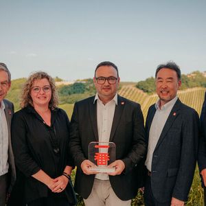 Dr. Till Conrad (v.li.), Executive Vice President Sales Marketing Toyota Motor Europe, Michela Bach und Markus Bach, Geschäftsführer Autohaus Bach, Yoshihiro Nakata, Präsident und CEO von Toyota Motor Europe, und Mario Köhler, Geschäftsführer und Präsident Toyota Deutschland. (Bild:  Toyota)