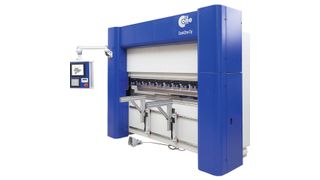 Elektrische Abkantpresse Cone 2000: Mehrspindelabkantpresse bis 4000 mm Biegelänge und sechs Spindeln, die einzeln angesteuert, auch gleichzeitig als Bombierung dienen. (Bild: Coastone Oy)