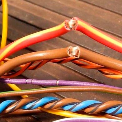 Wieder brandheiß! Bei vier BMW-Modellen aus den Baureihen 7 und 5, darunter auch Elektrovarianten, können aufgrund beschädigter Kabelbäume (Symbolbild) Brände entstehen. Lesen Sie hier, ob Sie auch betroffen sind ... (Bild: J. Fildner)