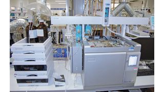 Abb. 1: Das für die Analyse der Mineralölrückstände eingesetzte LC-GC-System.  (Bild: Axel Semrau)