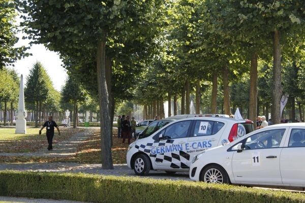 bertha Benz Challenge 2012, 3. Tag: Ankunft am Schwetzinger Schloss (Bild: Ulrich Steinlechner)