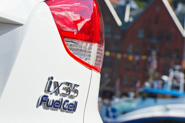 Rund 65.000 Euro verlangt Hyundai für den ix35 Fuel Cell. In Europa sind zurzeit über 300 Fahrzeuge mit Brennstoffzelle von Hyundai unterwegs, vornehmlich bei Behörden, Verbänden und Forschungseinrichtungen. Die privat genutzten ix35 Fuel Cell sind noch sehr rar. (Hyundai)