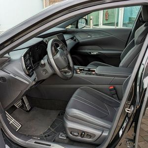 4. Der Innenraum: Der Testwagen kam in der Variante „F Sport“. Lenkrad und Schalthebel sind hier mit perforiertem Leder bezogen, Pedale und Zierleisten aus Aluminium. Generell steht aber auch in der sportlichsten Variante RX 500 h der Fahrkomfort im Mittelpunkt. Das sieht man auch den eher leger als unterstützend geschnittenen Sitzen an.(Bild:  Rosenow – VCG)