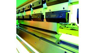 Obwohl Abkantpressen zur Standardausrüstung eines Blechbearbeiters gehören, ist die Entwickelung nicht stehen geblieben wie das Beispiel einer neuen Baureihe zeigt. (Bild: Hezinger)