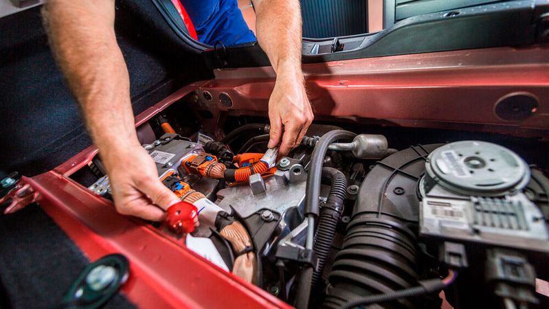 Der Batteriepass wird ab August 2027 Pflicht. Auch der Umgang mit E-Batterien wird von der EU-Verordnung geregelt. Sie ist bereits in Teilen für Kfz-Betriebe verpflichtend.(Bild:  Promotor)