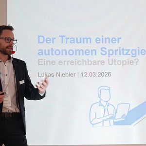 Lukas Niebler von Sumitomo Demag analysierte den Traum von einer autonomen Spritzgießmaschine. Denn die Vision einer autonomen Spritzgießmaschine stößt trotz moderner Sensorik, Datenerfassung und intelligenter Regelungen nach wie vor an Grenzen.(Bild:  Maschinenmarkt/rw)