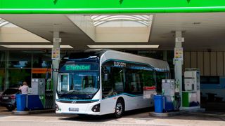 Die Regierung will mit der Hilfe aus Brüssel unter anderem Busse mit Brennstoffzellentechnik in den Personenverkehr einsetzen. (Bild: Hyundai)