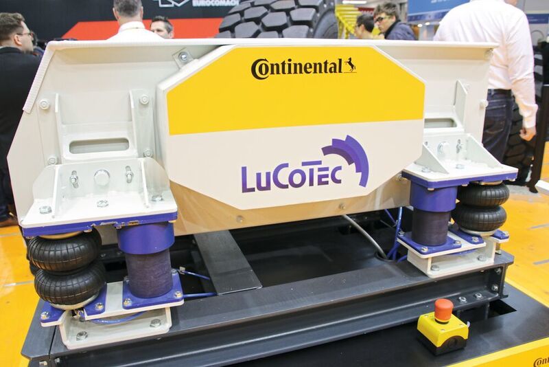 Mit rund 614.000 m² ist die ohnehin größte Messe der Welt seit dem letzten Mal um nochmal 9000m² größer geworden. Zwei Drittel davon fallen auf das Freigelände mit den gigantischen Baumaschinen. In den 18 Hallen der Münchener Messe stellen 3700 Firmen aus 58 Ländern aus. (Richter/konstruktionspraxis)