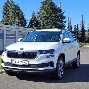 1. Die Optik: Über Geschmack lässt sich streiten. Aber unabhängig davon, ob einem das Design des Skoda Karoq nun gefällt oder nicht: Aufregend geht anders. Äußerlich gibt es wenig hervorzuheben. Aber dementsprechend auch nichts, was polarisiert. (Bild:  Wehner - VCG)
