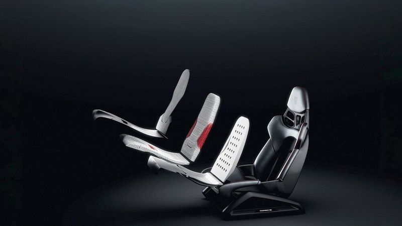 Den Grundträger sowie die roten Gitterstrukturen des „Bodyform Vollschalensitz“ hat Porsche per Additiver Fertigung hergestellt. (Porsche AG)