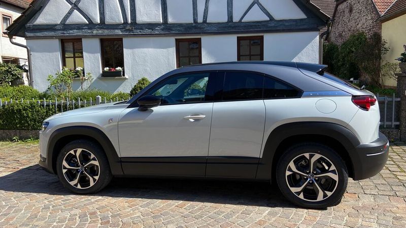 Auch von der Seite macht das 4,4 Meter lange, 1,6 Meter hohe und 1,8 Meter breite SUV mit der abfallenden Coupé-Linie was her. (Bild: Kuhn – VCG)