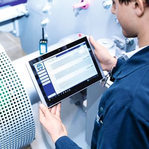 Die Messung läuft kabellos via Tablet-PC ab.(Bild:  Hosokawa Alpine)