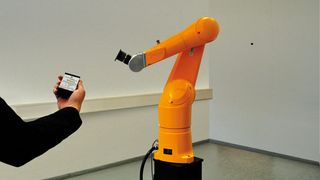 Der Roboterarm lässt sich über ein Eingabegerät lenken. Bewegt sich die Hand mit dem Gerät, so ahmt der Roboter die Bewegung nach  Bild: Fraunhofer IPA (Archiv: Vogel Business Media)