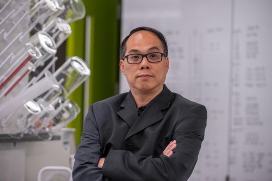 Pak Kin Wong ist Professor für Biomedizintechnik und Maschinenbau sowie korrespondierender Autor der Studie. Er leitet das Systematic Bioengineering Laboratory an der Pennsylvania State University.(Bild:  Kate Myers / Penn State)