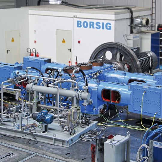 Vertreter der BZM und RWE an einem Verdichter Bx36 nach erfolgreichem Probelauf (Source:  Borsig)