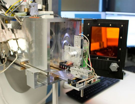 Eine Probe wird in den Verfahrtisch der Ionisierungskammer eingespannt.(Bild:  UBT / Christian Wißler)