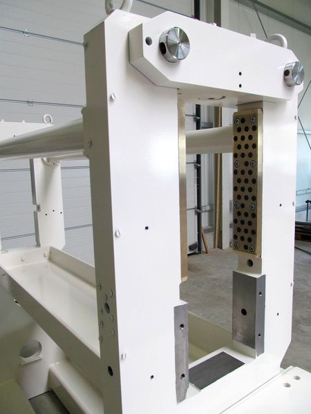 Mit maßgefertigten, selbstschmierenden Gleitlager-Platten aus der Produktreihe Oiles 500 konnte der Maschinenbauer Unimatec sicherstellen, dass sich seine Prägemaschinen verschleißarm und mit minimalem Wartungsaufwand betreiben lassen. (Unimatec)