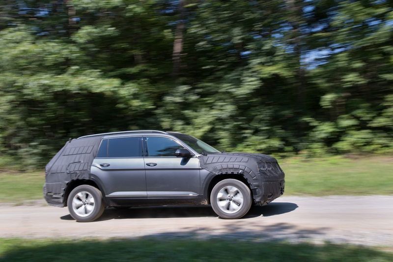 Drei Monate vor der Publikumspremiere auf der Autoshow in Los Angeles gibt es erste offizielle Informationen zum lang erwarteten Mid-Size-SUV, mit dem VW mit reichlich Verspätung in eines der größten Segmente am US-Markt eintreten will. (VW)