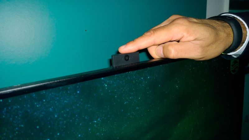 Für Privatsphäre und gegen Kamera-Hacker: Die Webcam kann manuell versenkt und damit abgeschaltet werden. (Philips)