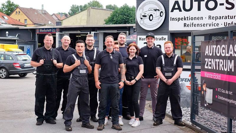 Nur die Gebäude sind alt: Das junge Team um Markus Micha (Mitte) macht einen Top-Job. (Bild: Rosenow/»kfz-betrieb«)