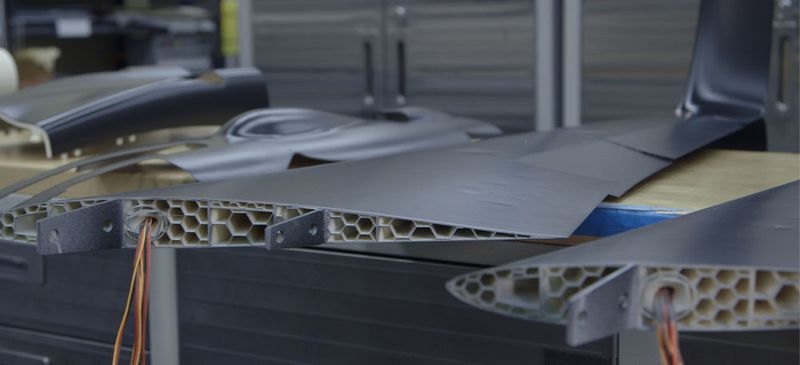 Die Aurora-Drohne zeigt, dass mit der FDM-basierten 3D-Drucklösung von Stratasys eine vollständig geschlossene Hohlraumstruktur gefertigt werden kann, mit der es im Gegensatz zu anderen Herstellungsverfahren möglich ist, große – aber dennoch weniger dichte – Objekte herzustellen (Bild: Stratasys)