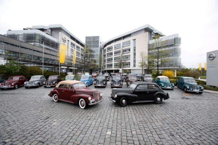 42 Opel-Kapitän-Modelle trafen sich vor dem Adam-Opel-Haus in Rüsselsheim anlässlich der 75-Jahre-Jubiläumsfahrt am 27. April 2013. (Foto. Opel)