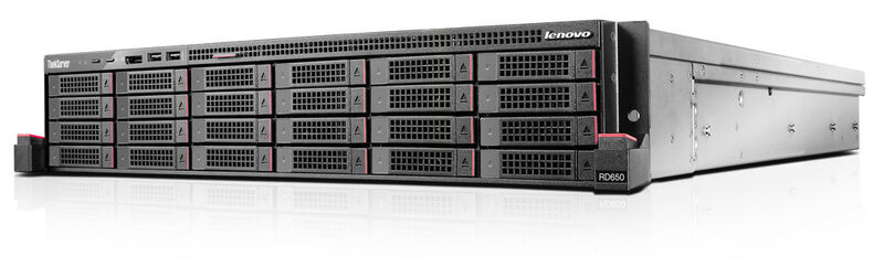 Mehr Speicherkapazität auf zwei Höheneinheiten stellt der Thinkserver RD560 bereit. Er nimmt bis zu 26 Festplatten auf. Als zusätzliche Option für ein sicheres Booten können zwei M.2-SSDs geordert werden. (Bild: Lenovo)