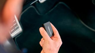 Das System Guardian besteht aus einem Diagnosetool, welches über die OBD-Schnittstelle mit dem Fahrzeug verbunden wird (im Bild), und einer App-basierten Software, die personenbezogene Daten erkennt und löscht. (Bild: TÜV Nord)