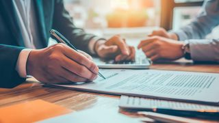 Aus den Risikofragen von 17 Cyberversicherungs-Anbietern hat Cyberdirekt abgeleitet, welche IT-Sicherheitsmaßnahmen zum Standard gehören sollten. (Bild: VisualProduction - stock.adobe.com)