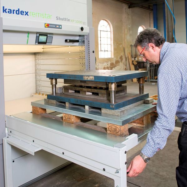 Der Lagerlift Shuttle XP 1000 von Kardex Remstar kann nach Herstellerangaben Lagergut bis 1000 kg pro Tablar aufnehmen. (Bild: Kardex Remstar)
