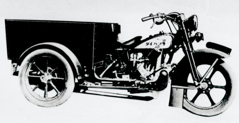 Später beschloss Hatsudōki kleine dreirädrige Autos mit eigenen Motoren zu produzieren. Im Dezember 1930 war das Modell „HA“ fertig und im März 1931 erschien bereits das verbesserte Modell „HB“ als erstes Privatkundenfahrzeug des Unternehmens auf den Markt.  (Bild: Daihatsu)
