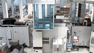 Beim Lohnfertiger Heron in Dornbirn sind drei Bearbeitungszentren verkettet und werden für eine vollständig automatisierte Fertigung mit einem zentralen Roboter be- und entladen.  (Bild: Pascal-Angelo Ortler)