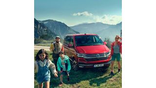 Hochwertig in Serie ausgestattet fährt der Multivan Highline vor. (VWN)