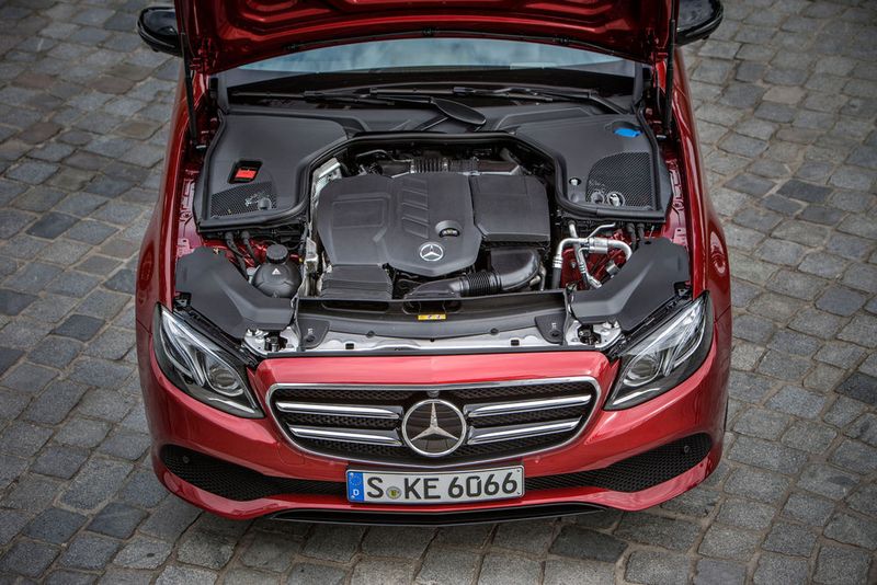 Angeboten wird das T-Model zurzeit mit zwei Vier-Zylinder Benzinern (E 200 mit 135 kW / 184 PS und E 250 mit 155 kW / 211 PS) und mit dem Vier-Zylinder-Diesel (E 220d mit 143 kW / 194 PS). Im vierten Quartal folgen der E 200d mit 110 kW / 150 PS, der E 350d als Sechs-Zylinder-Diesel und der E 400 4Matic, dessen Sechs-Zylinder-Benziner 245 kW / 333 PS leistet. (Daimler)