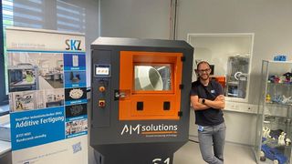 Kevin Popp ist begeistert von der neuen Anlage: „Die S1 schafft es selbst komplexeste Bauteile, wie Brain Gears mit ihren filigranen Zahnrad-Geometrien, in großen Mengen bei stets gleichbleibender Qualität zu bearbeiten. Während wir vorher für 300 Stück einen ganzen Tag fürs Strahlen mit schwankenden Ergebnissen benötigt haben, schaffen wir das nun in 15 Minuten bei bester Oberflächenqualität.“  (Bild: SKZ)