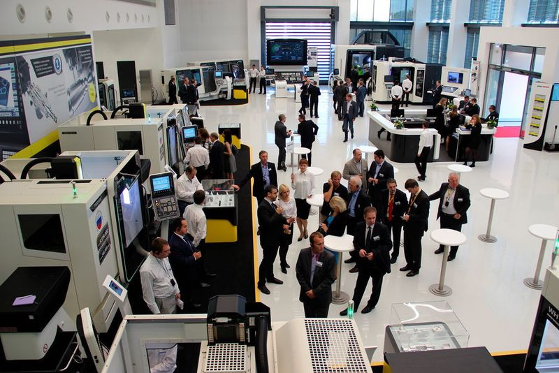 Im Technologie- und Vorführzentrum sind 14 Maschinen unter Span zu sehen. (Bild: Kroh)