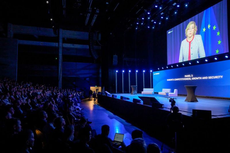 Henna Virkkunen, EVP & Commissioner bei der Europäischen Kommission, konnte nur Virtuell dabei sein. Sie sagt: „Wir können es geschehen lassen - ein menschenfreundliches AI-Ökosystem“.  (Bild: AI Finland)